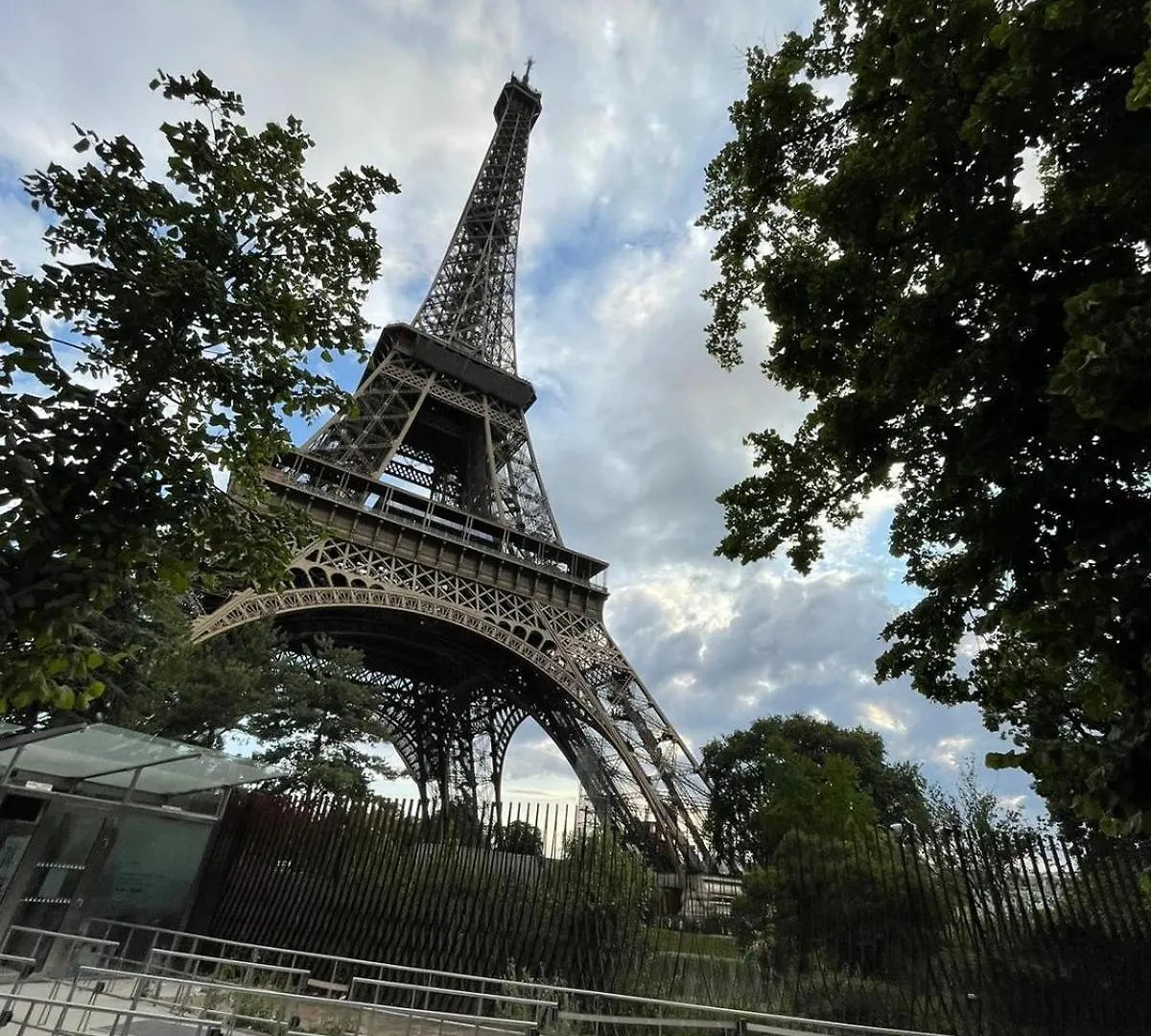 Bonito Cerca De La Torre Eiffel Paris